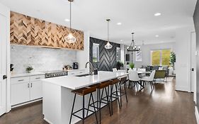 Upscale Home With Patio Walk To 12 South And Belmont